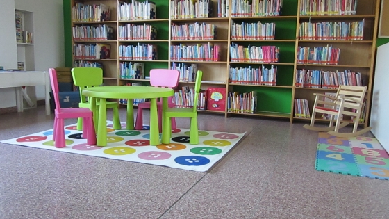 foto kindertafel met boekenkast